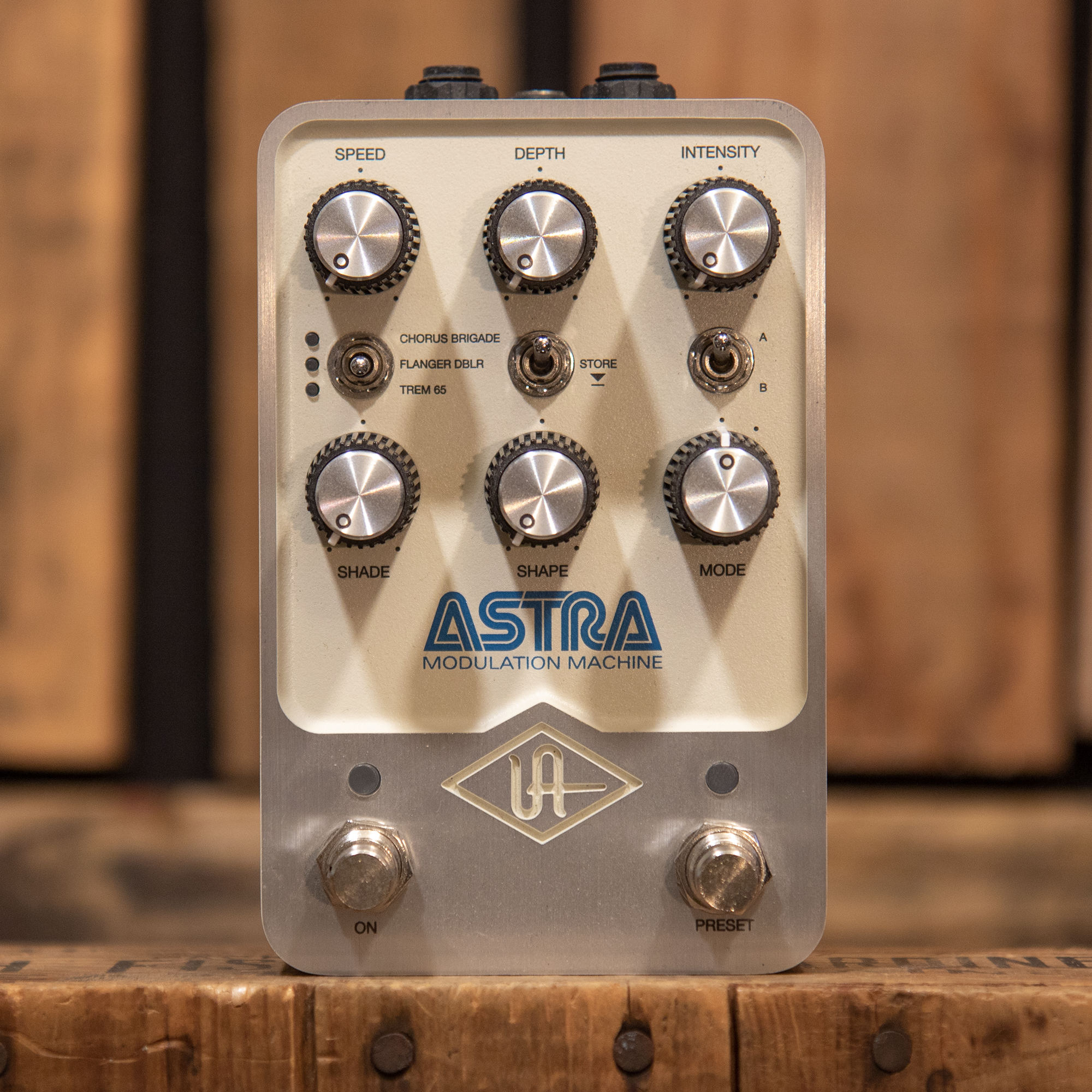 ギター UAFX Astra Modulation Machine Universal Audio UAFX Astra Modulation Machine Pedal | Sweetwater