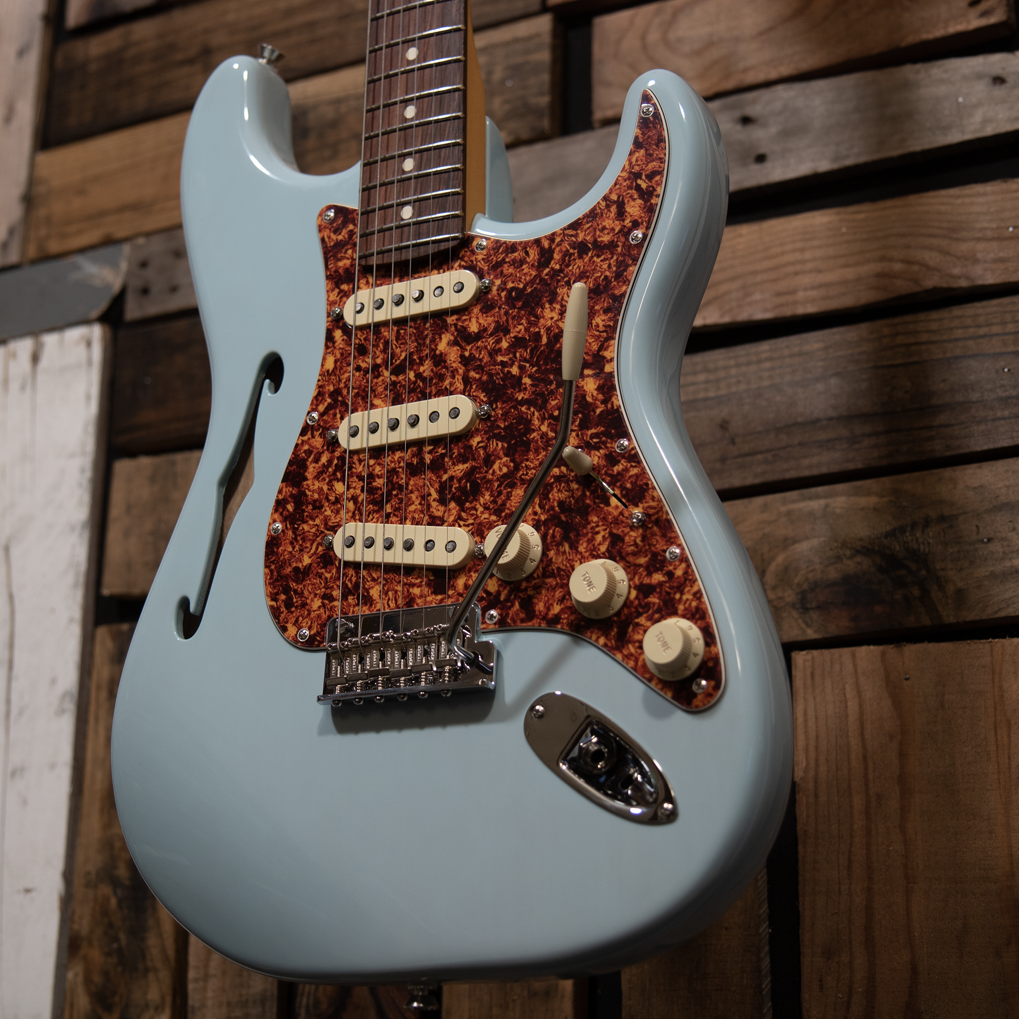 Fender Limited Edition American Professional II Stratocaster Thinline - Daphne Blue