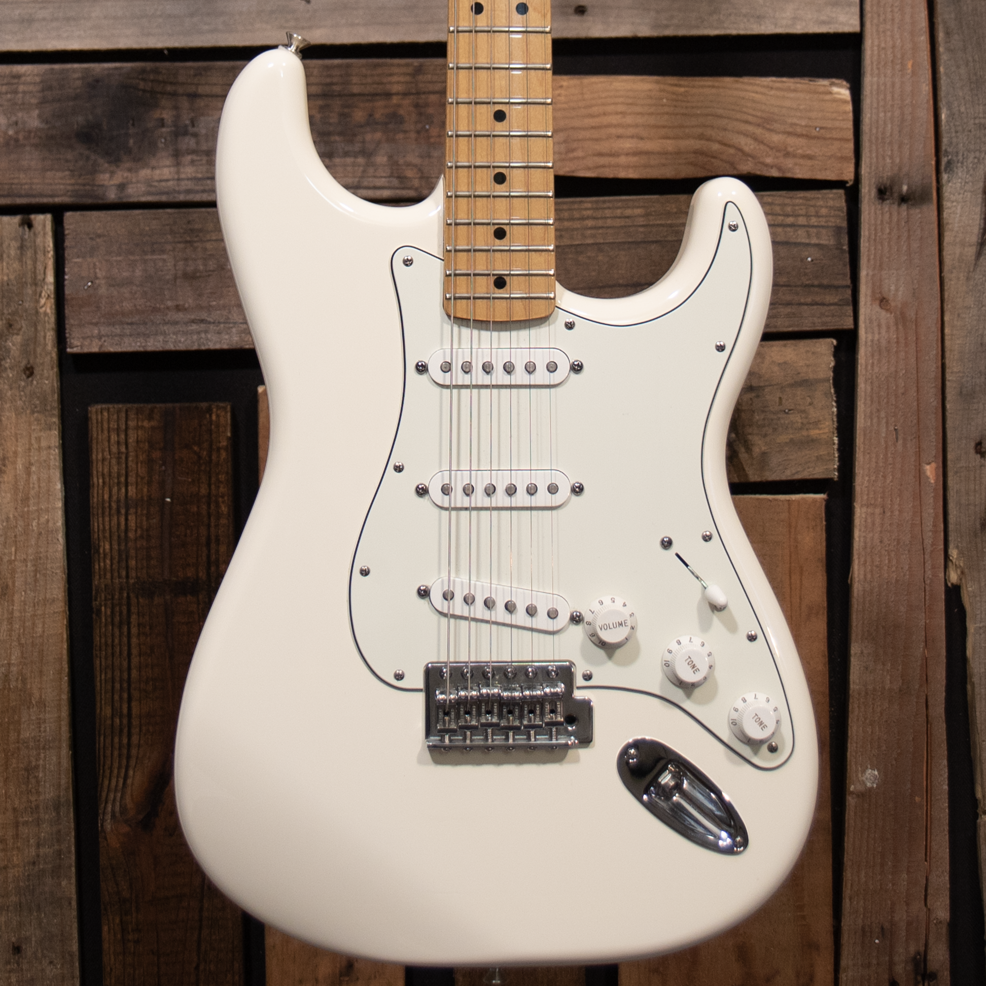 2012 Fender Mexican Standard Stratocaster - Arctic White