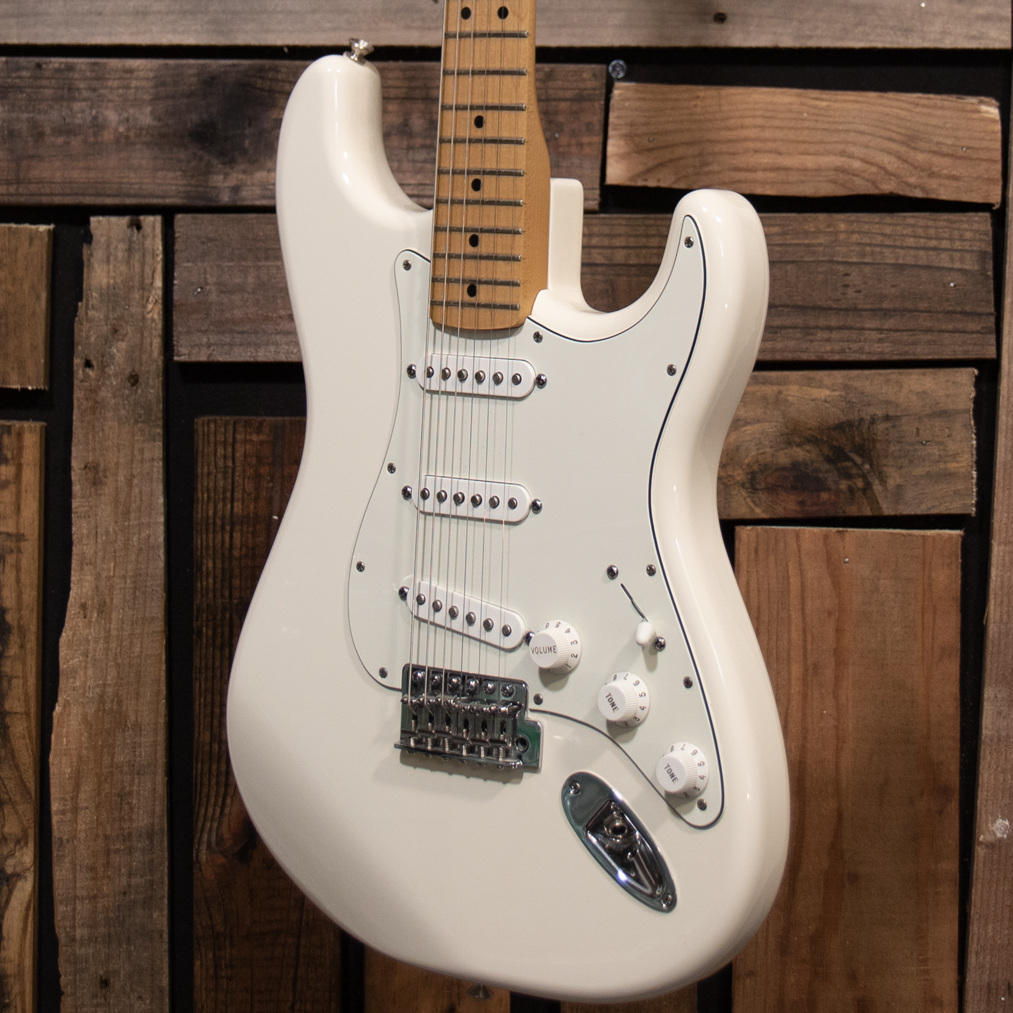 2012 Fender Mexican Standard Stratocaster - Arctic White