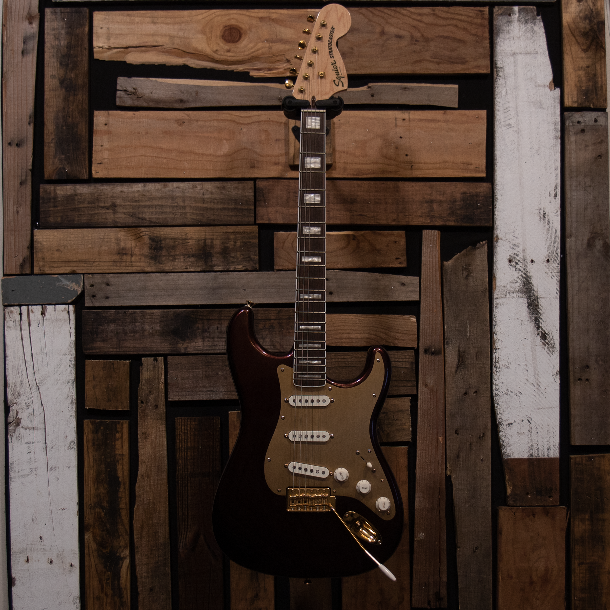 Squier 40th Anniversary Stratocaster Gold Edition - Ruby Red Metallic