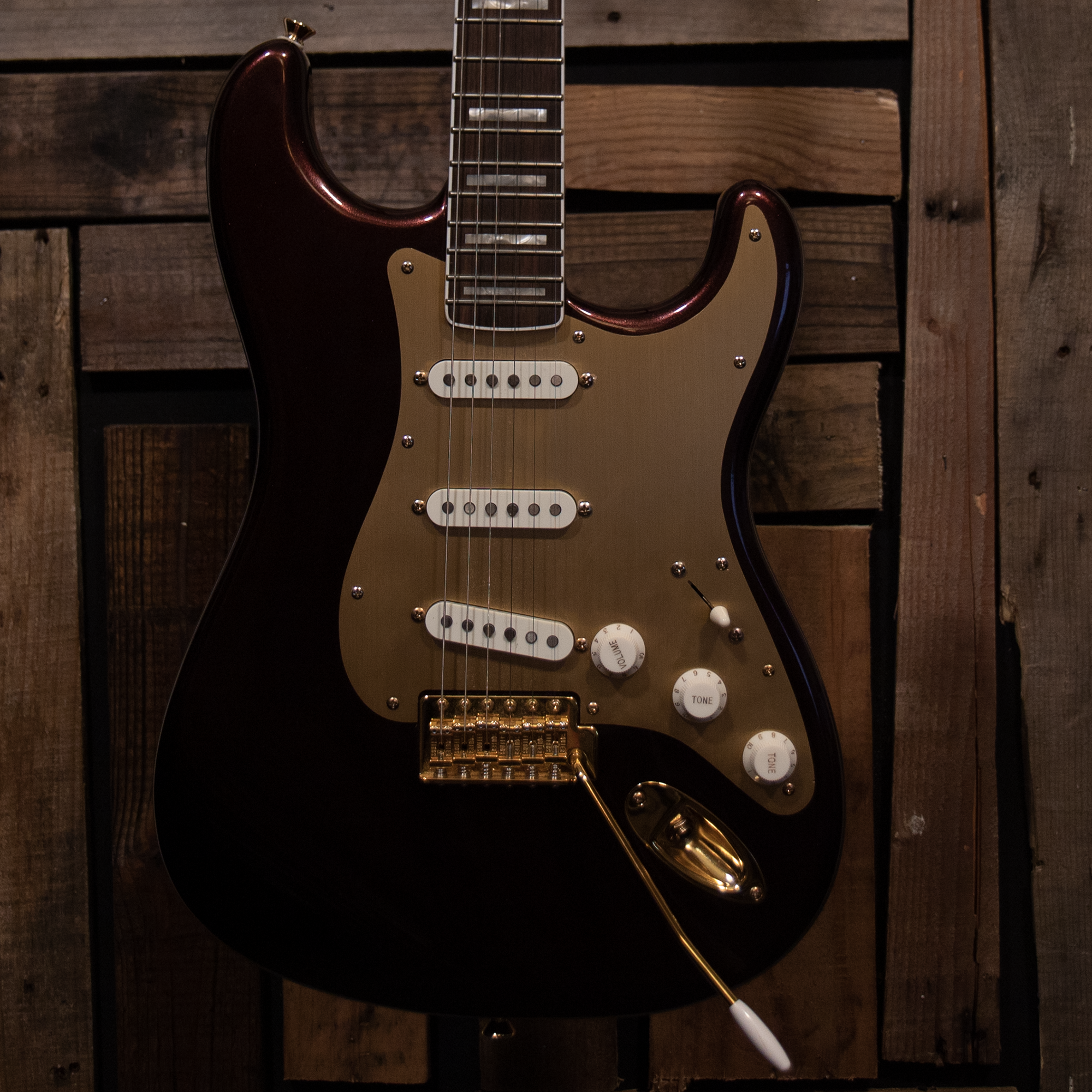 Squier 40th Anniversary Stratocaster Gold Edition - Ruby Red Metallic