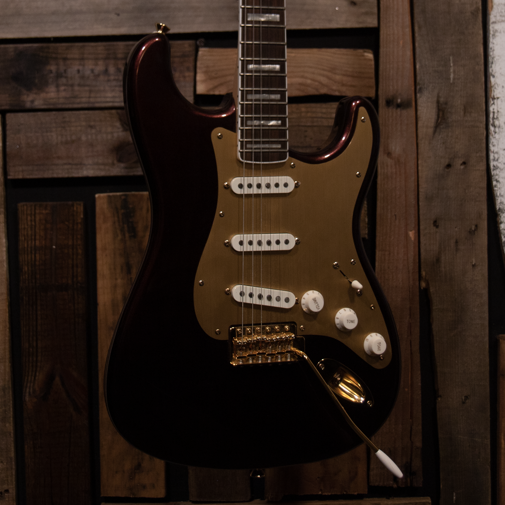 Squier 40th Anniversary Stratocaster Gold Edition - Ruby Red Metallic