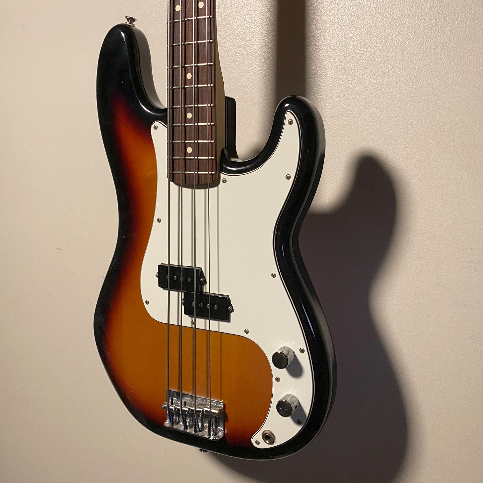 Fender Standard P Bass 2017 w/ HSC - Sunburst