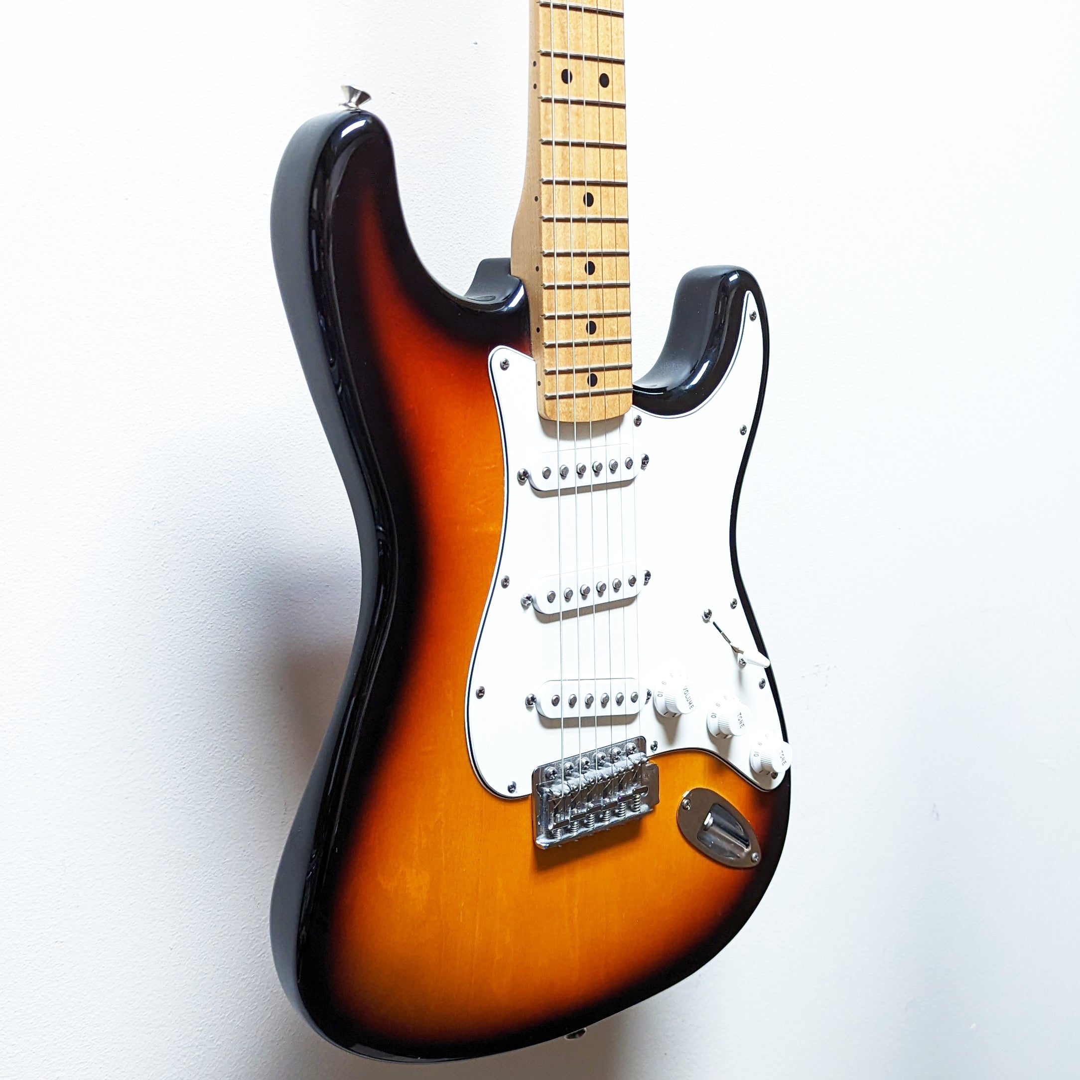 Fender Standard Stratocaster Electric Guitar 3-Color Sunburst 1999