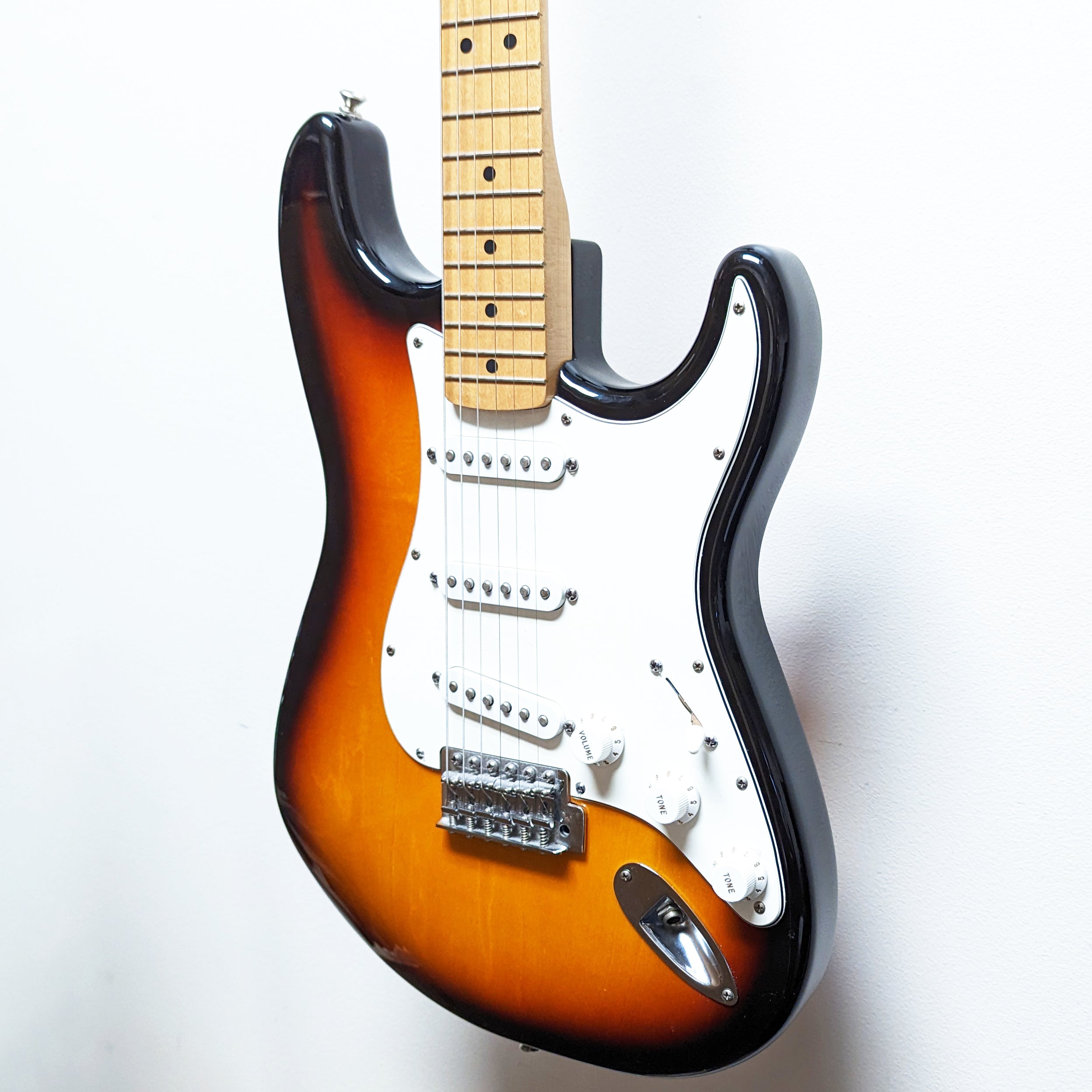 Fender Standard Stratocaster Electric Guitar 3-Color Sunburst 1999